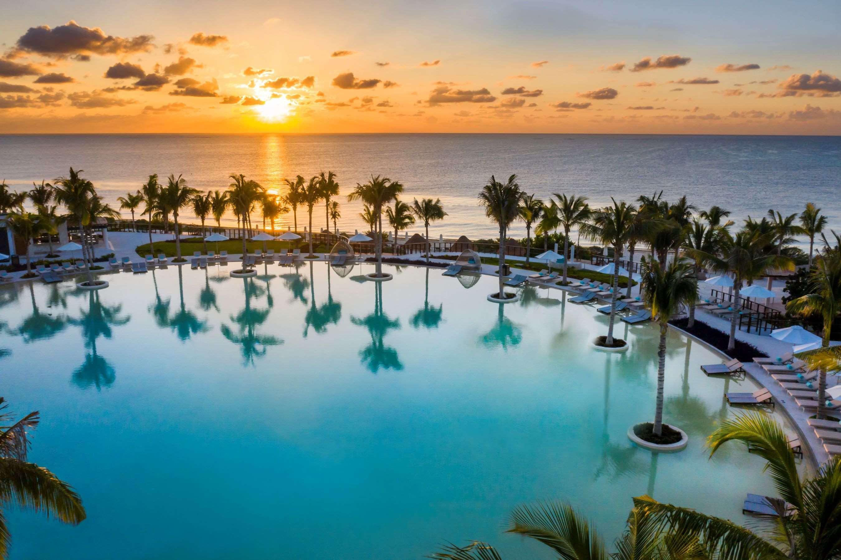 Haven Riviera Cancun (Adults Only) Alfredo V. Bonfil Εξωτερικό φωτογραφία Sunset at the Hard Rock Hotel in Cancun