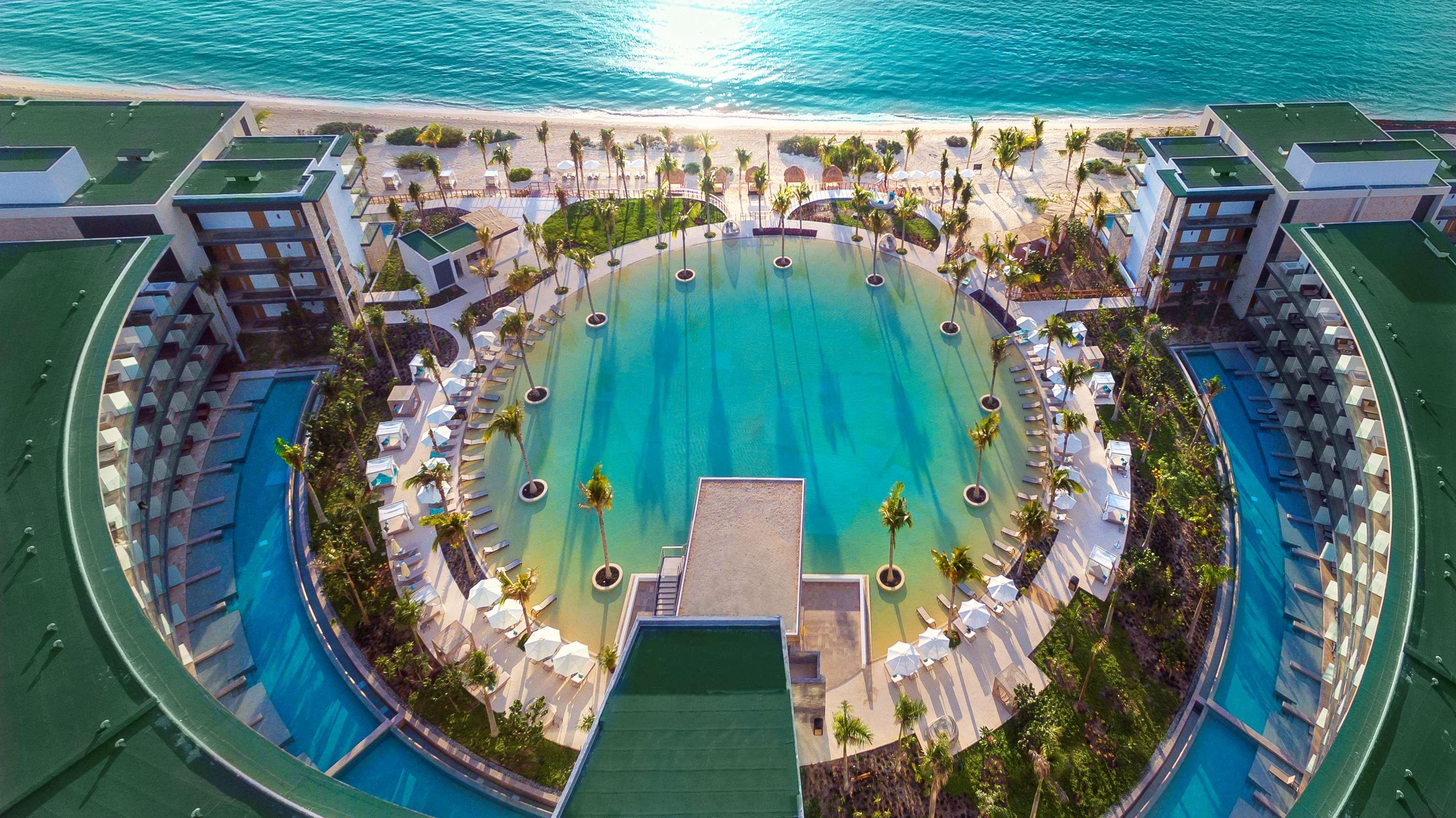 Haven Riviera Cancun (Adults Only) Alfredo V. Bonfil Εξωτερικό φωτογραφία Aerial view of the pool at the Atlantis Paradise Island