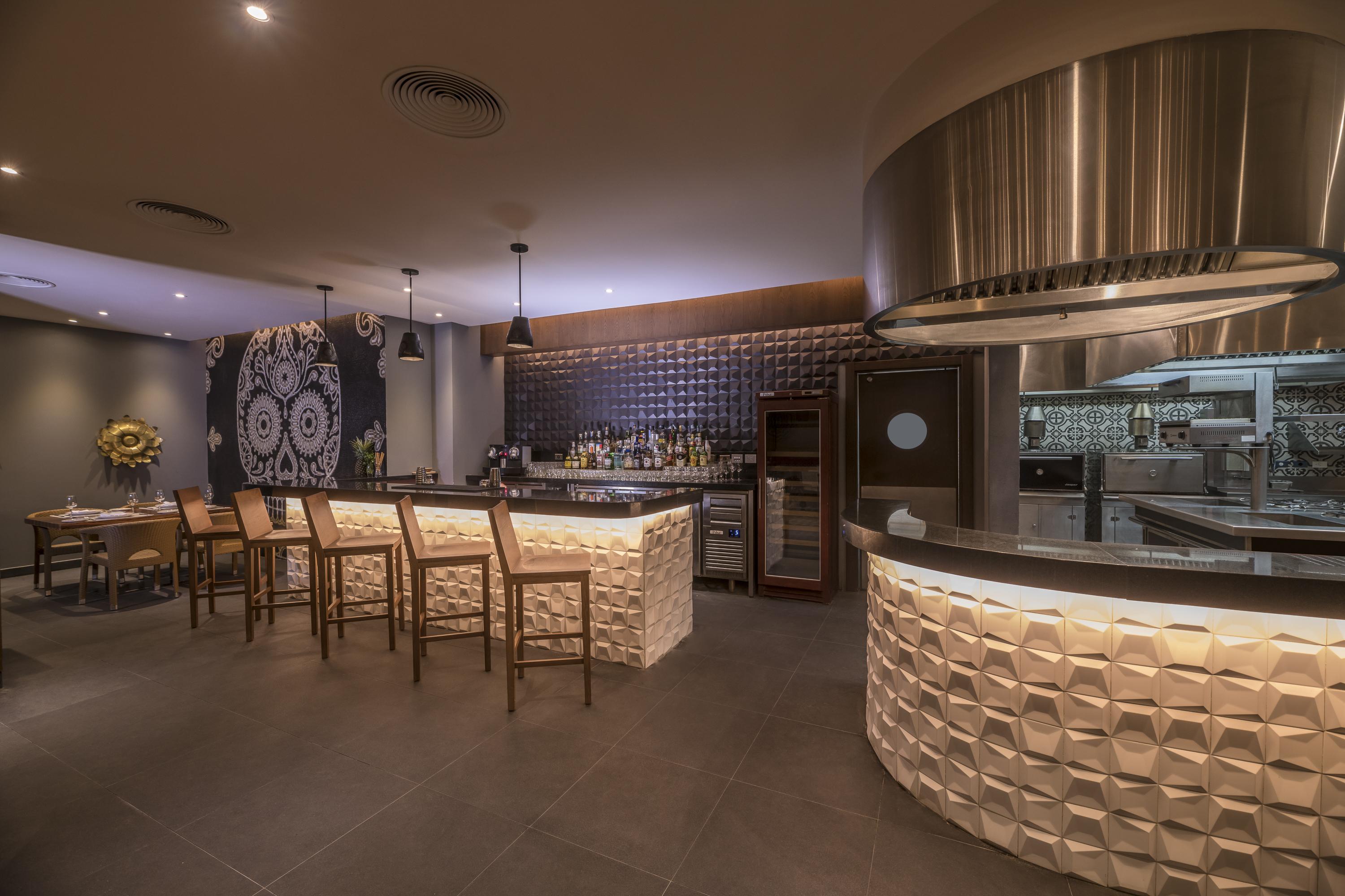 Haven Riviera Cancun (Adults Only) Alfredo V. Bonfil Εξωτερικό φωτογραφία The bar at the restaurant